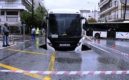 Salonicco, pioggia logora la strada e bus sprofonda nell'asfalto. FOTO