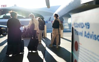 Viaggiatori in fila all'aeroporto di New York