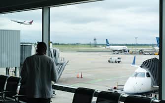 Un viaggiatore in attesa all'aeroporto di New York