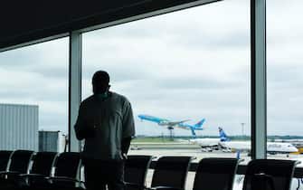 Un viaggiatore in attesa all'aeroporto di New York