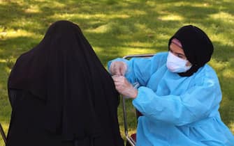 Donna con burqa si fa vaccinare