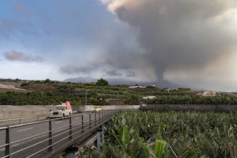 LOS LLANOS DE ARIADNE, LA PALMA , SPAIN - OCTOBER 14: Smoke plume from the eruption of the Cumbre Vieja volcano on 14 October 2021 in Los Llanos de Ariadne, La Palma, Canary Islands, Spain. The Pevolca management has ordered this Thursday the evacuation of more areas in Los Llanos de Aridane after the advance of the lava flow that runs more to the northwest and its proximity to the boundary area of the perimeter already evacuated. The evacuation affects, according to the census, about 300 people who, until 17.00 hours, must vacate homes with their belongings and pets and go to the meeting point located in the Campo de Lucha Camino Leon de los Llanos de Aridane. (Photo By Europa Press via Getty Images)