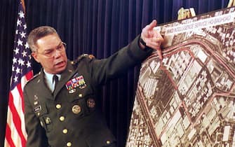 Colin Powell mostra una veduta aerea di Baghdad