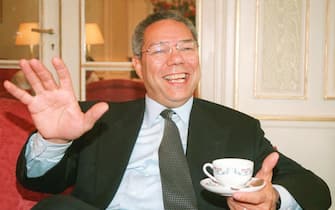 Colin Powell con una tazza di caffè