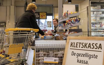 Olanda, i supermercati aprono le casse ‘lente’ riservate agli anziani
