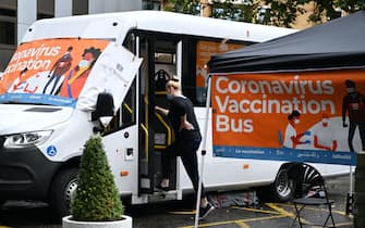 epa09401335 A vaccination bus offers walk-in Covid vaccinations in London, Britain, 06 August 2021. England's R number - the index for the reproduction rate of the Sars-Cov-2 coronavirus among people - has fallen from  between 1.1 and 1.4 to netwee 0.8 and 1.1 compared to the previous week, official data has shown. The UK government is continuing with its drive to get young people vaccinated across the country.  EPA/ANDY RAIN