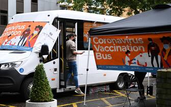 epa09401228 A vaccination bus offers walk-in Covid vaccinations in London, Britain, 06 August 2021. England's R number - the index for the reproduction rate of the Sars-Cov-2 coronavirus among people - has fallen from  between 1.1 and 1.4 to netwee 0.8 and 1.1 compared to the previous week, official data has shown. The UK government is continuing with its drive to get young people vaccinated across the country.  EPA/ANDY RAIN