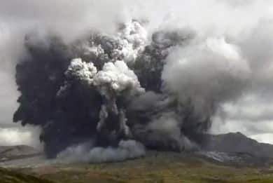 Eruzione sul Monte Aso: è il più grande vulcano attivo del Giappone