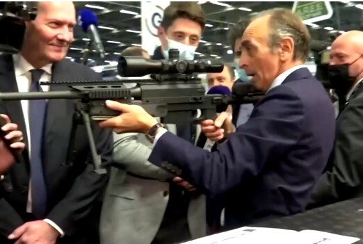 France, Zemmour braque un fusil sur des journalistes à la foire de Milipol.  Vidéo