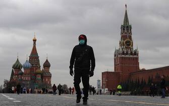 epa09536275 A man wearing protective face mask walks at the Red Square during coronavirus pandemic in Moscow, Russia, 21 October 2021. Russian President Putin approved a non-working week from 30 October to 07 November in Russia to curb fast spreading coronavirus infection.  EPA/MAXIM SHIPENKOV