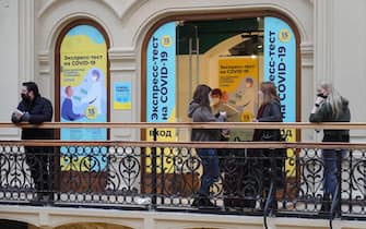 epa09536304 People are waiting outside a coronavirus express test point at the State Department Store GUM during coronavirus pandemic in Moscow, Russia, 21 October 2021. Russian President Putin approved a non-working week from 30 October to 07 November in Russia to curb fast spreading coronavirus infection.  EPA/MAXIM SHIPENKOV