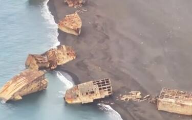 Giappone, erutta vulcano ed emergono navi seconda guerra mondiale