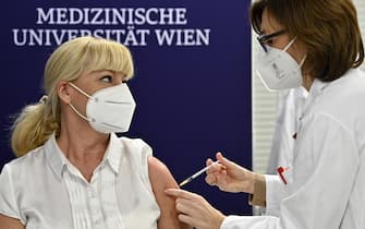 epa08905505 A woman receives one of the first doses of the coronavirus disease (COVID-19) vaccine at the Medical University in Vienna, Austria, 27 December 2020. Austria has received 10.000 doses of the COVID-19 Pfizer-BioNtech vaccine for high-risk patients and medical staff on 26 December 2020.  EPA/APA/HANS PUNZ / POOL