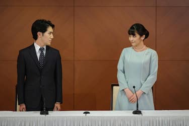 epa09546212 Princess Mako (R), the elder daughter of Prince Akishino and Princess Kiko, and her husband Kei Komuro (L), pose for photographs during a press conference to announce their wedding at Grand Arc Hotel in Tokyo, Japan 26 October 2021.  EPA/Nicolas Datiche / POOL