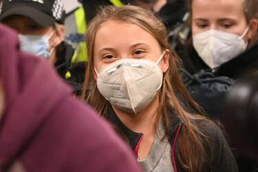 TOPSHOT - Wearing a face mask as protection against covid-19, Swedish climate activist Greta Thunberg arrives at Central station in Glasgow, Scotland on October 30, 2021, ahead of the COP26 UN Climate Change Conference to be held in the city from October 31. - Britain's Prime Minister Boris Johnson will host more than 120 leaders in Glasgow, before the UN meeting spends a fortnight tackling the work of deciding how to limit temperature rises to 1.5 degrees Celsius. (Photo by Ben STANSALL / AFP) (Photo by BEN STANSALL/AFP via Getty Images)