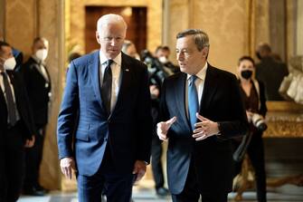 Joe Biden e Mario Draghi hanno discusso le sfide alla sicurezza nella regione del mar Mediterraneo e riaffermato l’importanza degli sforzi della Nato per difendersi e impedire le minacce da ogni direzione strategica