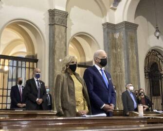 Il presidente Usa, Joe Biden, ha ricevuto la comunione durante la messa a cui ha partecipato sabato sera, alla chiesa di San Patrizio a Roma
