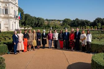 “Bellissimo pranzo romano con i miei colleghi partner del G20 a Villa Doria Pamphilj. Grazie alla mia amica, Maria, per averci ospitato”. Così su Twitter la first lady americana Jill Biden