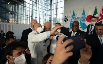 Alcuni medici si scattano un selfie con Joe Biden alla Nuvola dell'Eur, a Roma, durante il G20