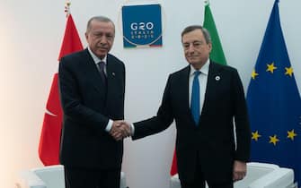 Stretta di mano fra il presidente turco Recep Tayyip Erdogan e il premier italiano Mario Draghi durante il G20 di Roma