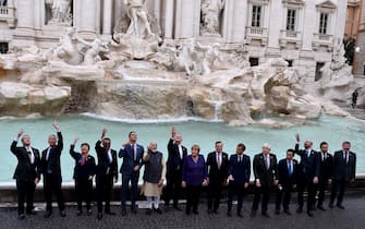 I leader del G20 lanciano la monetina nella fontana di Trevi durante il G20 di Roma