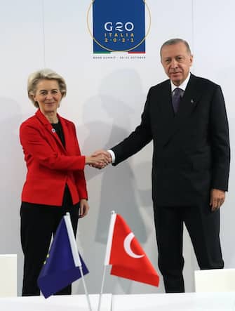 Stretta di mano fra la presidente della commissione Ue Ursula von der Leyen ed il presidente turco Recep Tayyip Erdogan durante il G20 di Roma