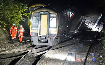 Gran Bretagna, scontro tra due treni a Salisbury: 18 feriti. LE FOTO