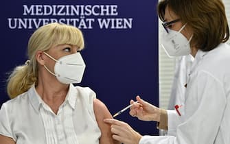 Una donna viene vaccinata contro il Covid-19