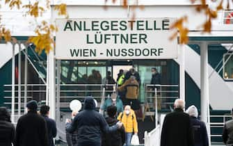 Passeggeri scendono da un battello sul Danubio, a Vienna