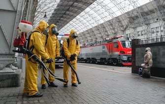 Sanificazione in stazione a Mosca, in Russia