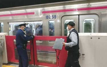 Giappone, giovane mascherato da Joker accoltella 17 persone su treno