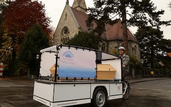 ©Francois Glories/MAXPPP - In Bern, a cargo bike for the last trip, Switzerland.  A Bernese funeral company, under the impulse of Gyan H‰rri (Aurora), proposes to transport the remains by bicycle for their burial. This is part of the city's project to lift the taboo on death. Bern is the capital of Switzerland and also the capital of soft mobility, more than 10,000 bicycles pass through every day. Today, the funeral company performs two "soft mobility" burials per week. Switzerland Bern, November 02 2021.