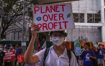 Giovane manifesta per il clima a Manila, nelle Filippine