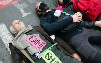 Attivisti protestano per il clima a Bruxelles, in Belgio