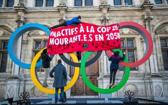 Manifestanti per il clima a Parigi, in Francia