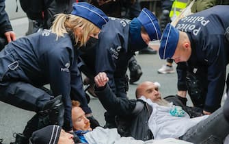 Polizia ferma manifestanti a Bruxelles