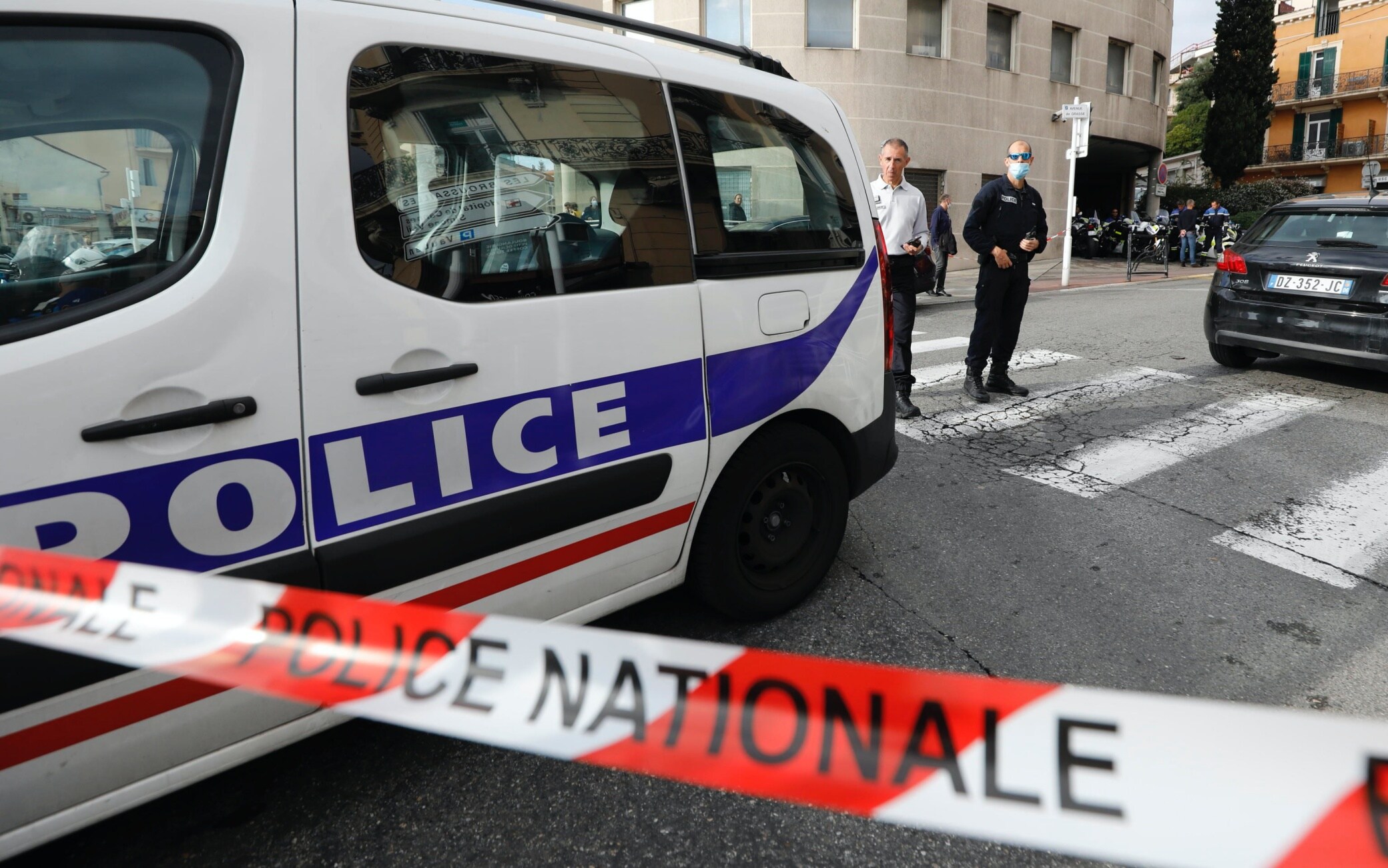 France, tentative d’agression à l’arme blanche contre des policiers à Cannes.  L’agresseur : « Au nom du prophète »