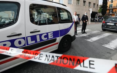 cannes polizia aggressione francia ansa