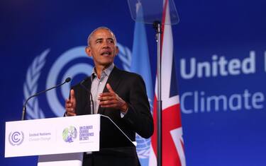 epa09571355 Former US President, Barack Obama speaks during the COP26 UN Climate Summit in Glasgow, Britain, 08 November 2021. The 2021 United Nations Climate Change Conference (COP26) runs from 31 October to 12 November 2021 in Glasgow.  EPA/ROBERT PERRY