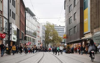 epa09568062 Shoppers walk in the city center of Bremen, northern Germany, 06 November 2021. With more than 37.600 new cases of the COVID-19 disease caused by the SARS-CoV-2 coronavirus, Germany has reached a new record level since the beginning of the pandemic.  EPA/FOCKE STRANGMANN