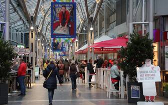 epa09568061 Shoppers walk inside a shopping arcade at the city center of Bremen, northern Germany, 06 November 2021. With more than 37.600 new cases of the COVID-19 disease caused by the SARS-CoV-2 coronavirus, Germany has reached a new record level since the beginning of the pandemic.  EPA/FOCKE STRANGMANN