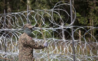 Polonia, respinti centinaia di migranti al confine con la Bielorussia