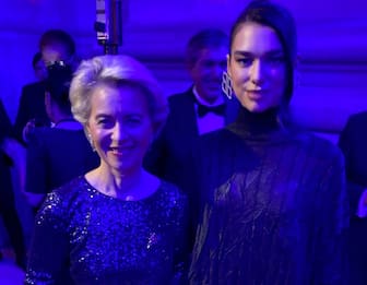 Ursula Von der Leyen incontra Dua Lipa, la foto su Twitter