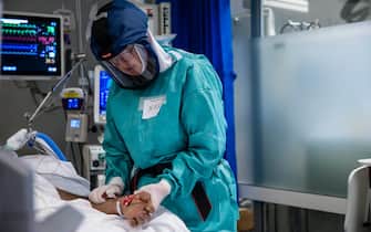Medico assiste paziente in terapia intensiva per Covid in ospedale a Oslo, in Norvegia