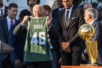 “Nel mondo dello sport, come in democrazia, essere uniti è uno degli aspetti più importanti (e necessari). I Milwaukee Bucks sono un esempio perfetto dentro e fuori dal campo. Sono felice di averli incontrati alla Casa Bianca per festeggiare il loro titolo, Campioni NBA 2021” ha scritto Joe Biden