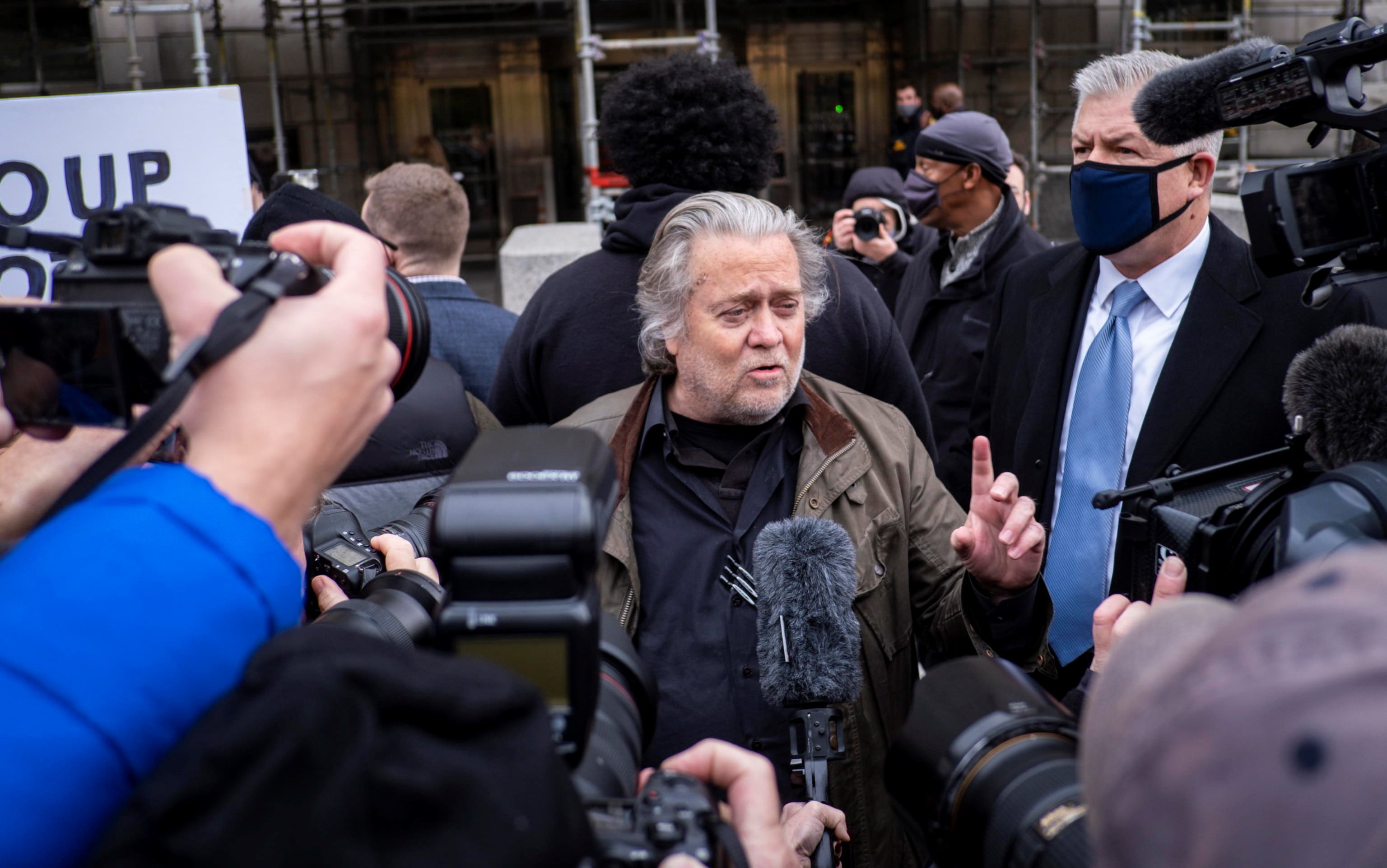 Usa, Bannon surrenders himself to the FBI: in recent days indicted for insulting Congress