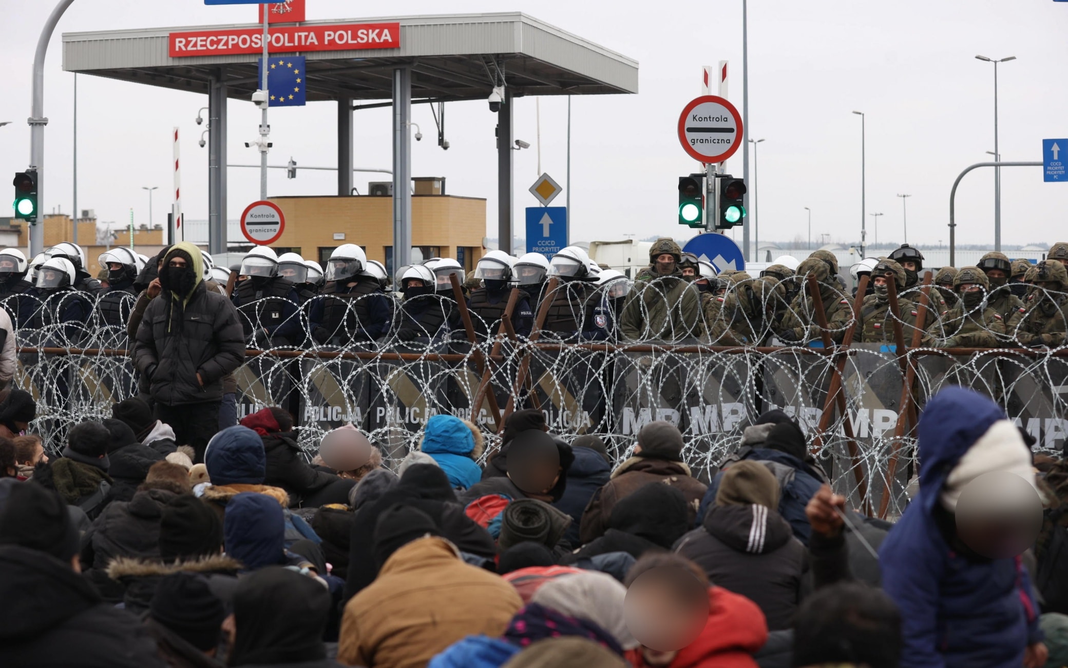 Migrants, Macron-Putin phone call on the situation in Belarus.  Use ready for sanctions