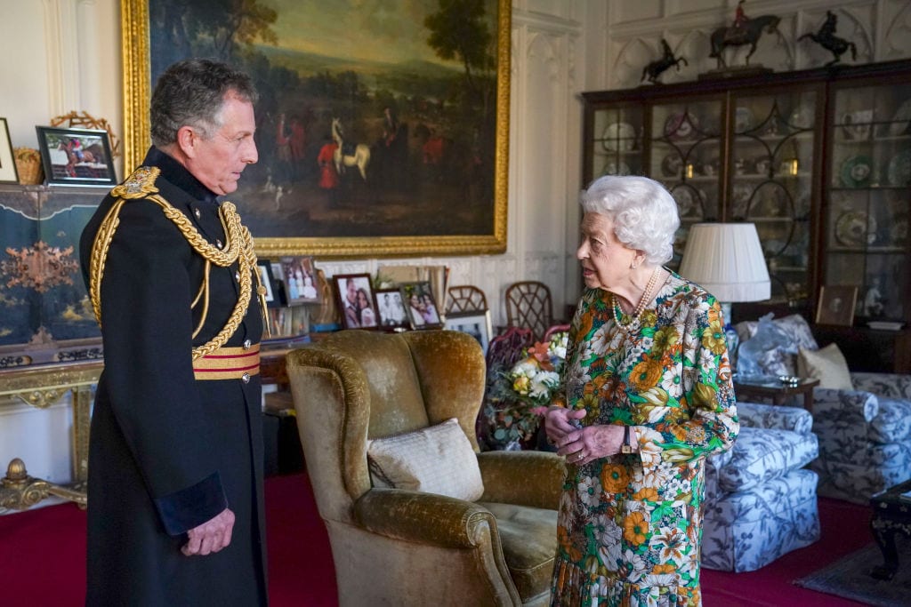 Gb, Queen Elizabeth II shows herself in public again after a long rest period