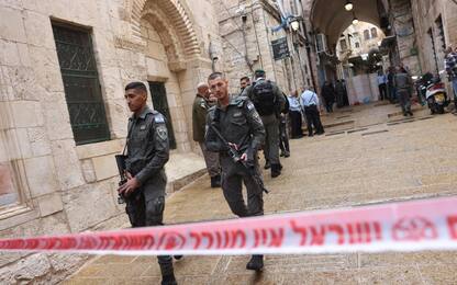 Attacco a Gerusalemme, un morto e tre feriti. Hamas: “Gesto eroico”