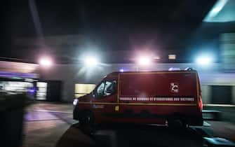 Un'ambulanza diretta all'ospedale di Calais, in Francia